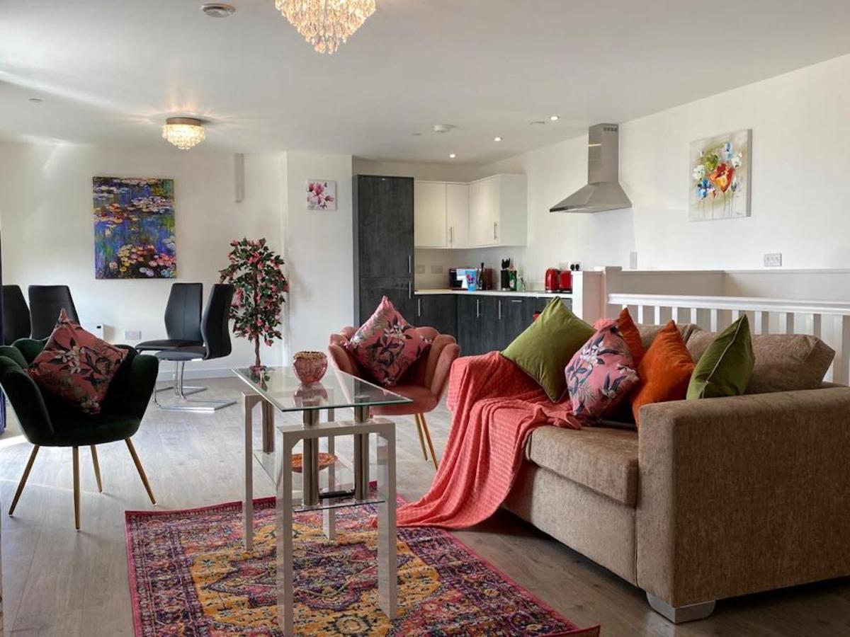 Central 2 Bed Newly Built Duplex Penthouse With Free Gated, On-Site Parking, Lift Access, Self Check-In, Super Fast Wifi, Two Cathedral View Terraces & Sleeps 6 Пітерборо Екстер'єр фото